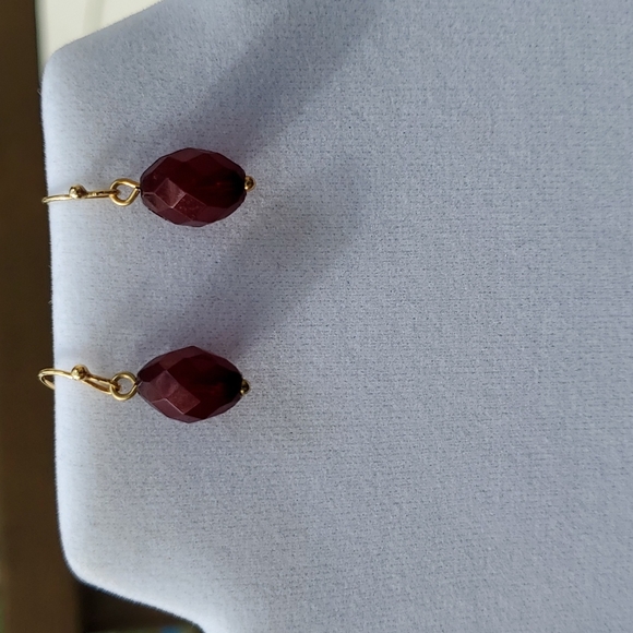 Vintage Avon triple strand beaded necklace and earring set. Still in box - Picture 3 of 4